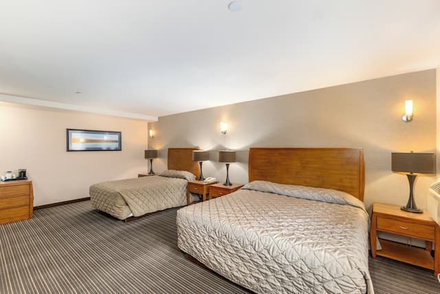 Breeze Inn-Deluxe Jacuzzi-9