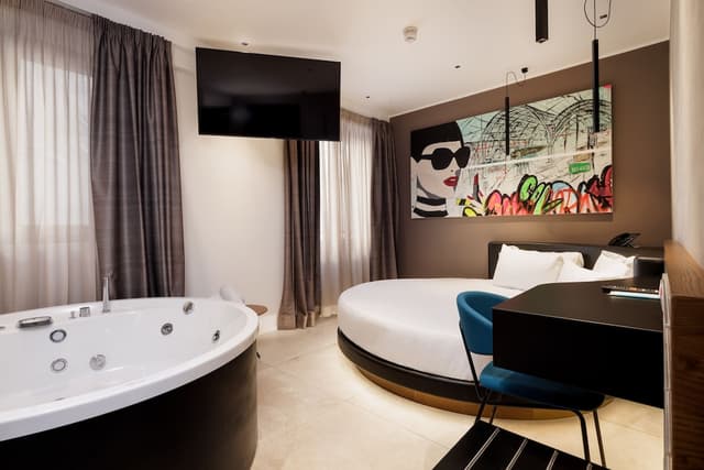 The Corner Duomo Hotel-Junior Suite, 1 King Bed, Hot Tub-4