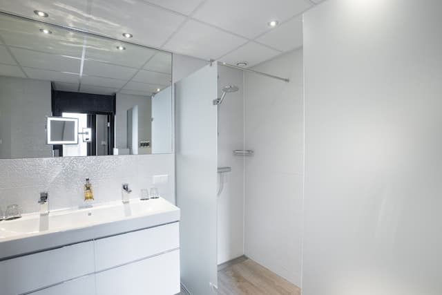 호텔 세바스티안스-스탠다드 쿼드룸, 욕조-6