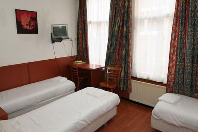 호텔 컨티넨탈 암스테르담-베이직 트리플룸, 싱글침대 3개, 공용 욕실-2