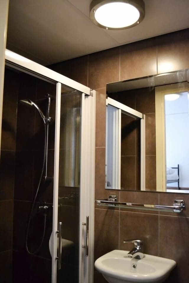 호텔 컨티넨탈 암스테르담-베이직 트리플룸, 싱글침대 3개, 공용 욕실-5