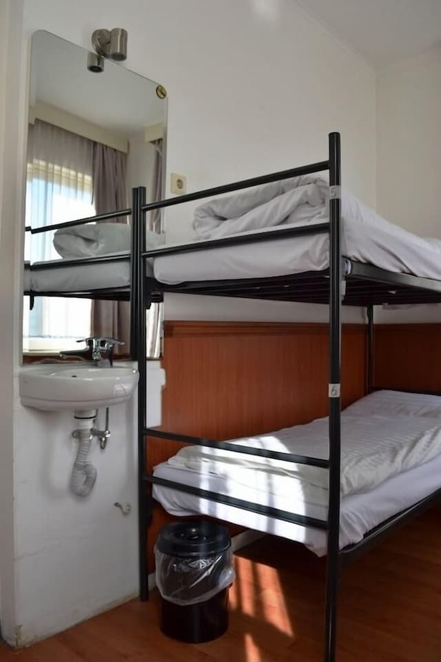 호텔 컨티넨탈 암스테르담-패밀리룸, 전용 욕실 (6 bunk beds)-1