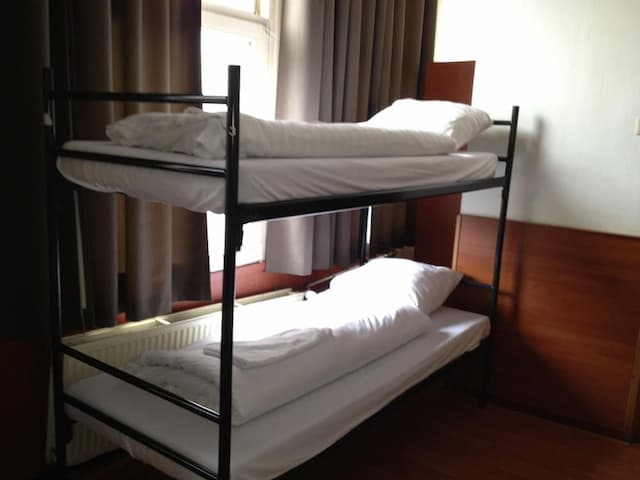 호텔 컨티넨탈 암스테르담-베이직 트윈룸, 공용 욕실-1