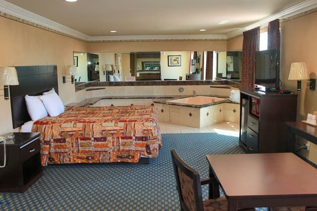 Crystal Inn Suites & Spas-客房, 1 张特大床, 吸烟房, 按摩浴缸-1