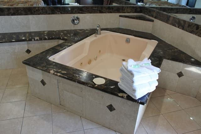 Crystal Inn Suites & Spas-客房, 1 张特大床, 吸烟房, 按摩浴缸-3