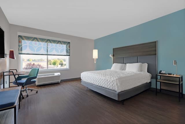 Tru By Hilton Tukwila Southcenter, WA-Room, 1 King Bed, Accessible (Mobility & Hearing, Roll-In Shower)-1