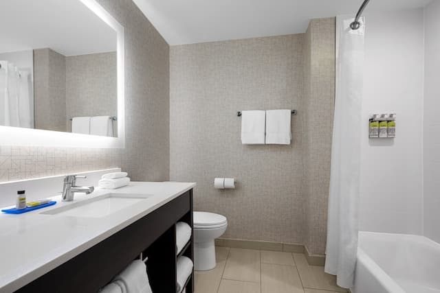 홀리데이 인 익스프레스 & 스위트, 우드사이드 라과디아 공항, IHG-스탠다드룸, 퀸사이즈침대 2개, 장애인 지원 (Communications)-5