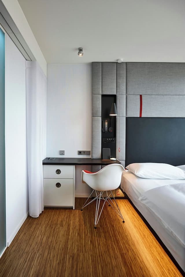 シチズンM ロンドン バンクサイド-ルーム キングベッド 1 台 (Mobility Accessible, Roll-In Shower)-5