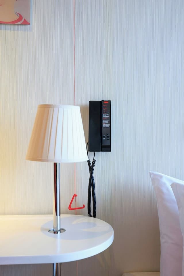 シチズンM ロンドン バンクサイド-ルーム キングベッド 1 台 (Mobility Accessible, Roll-In Shower)-2