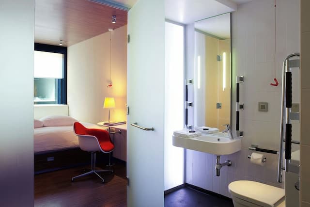 シチズンM ロンドン バンクサイド-ルーム キングベッド 1 台 (Mobility Accessible, Roll-In Shower)-1