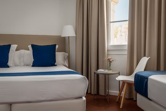 中等浪漫酒店-三人房-3