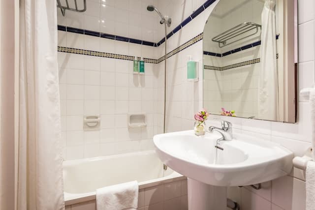 中等浪漫酒店-經濟雙人房 (interior)-4