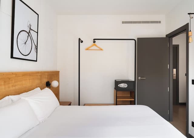 Limehome Madrid Calle de la Madera-One-Bedroom Comfort Apt with Balcony-2