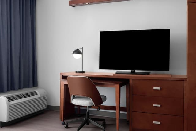 休士頓金伍德庭院飯店-客房, 1 張特大雙人床和 1 張沙發床-3