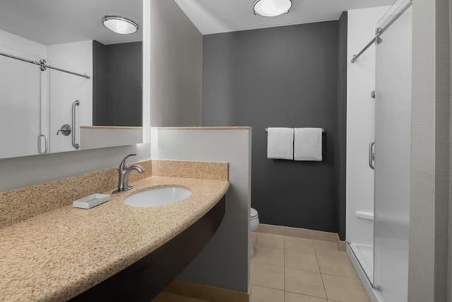 休士頓金伍德庭院飯店-客房, 1 張特大雙人床和 1 張沙發床-7