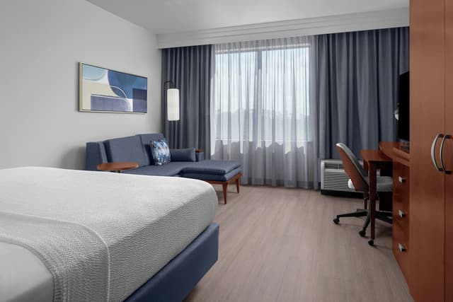 休士頓金伍德庭院飯店-客房, 1 張特大雙人床和 1 張沙發床-4