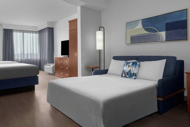 休士頓金伍德庭院飯店-客房, 1 張特大雙人床和 1 張沙發床-5