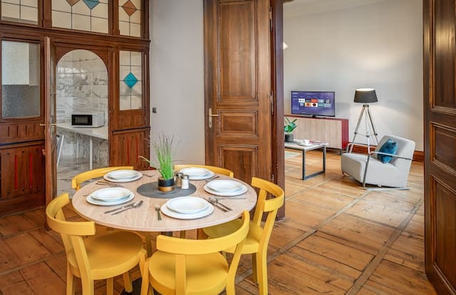 아트 하우스 아파트먼트 바이 애드레즈 리빙-Two Bedroom Apartment with Balcony-12