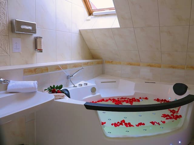 Hotel Augusta-Suite with balcony and spa-4