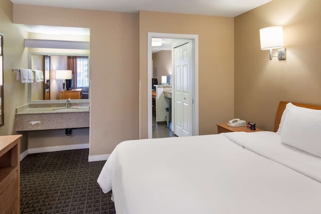 SureStay Hotel by Best Western North Vancouver Capilano-Suite, 1 King Bed with Sofa bed, Non Smoking, Kitchenette (with Sofabed)-1