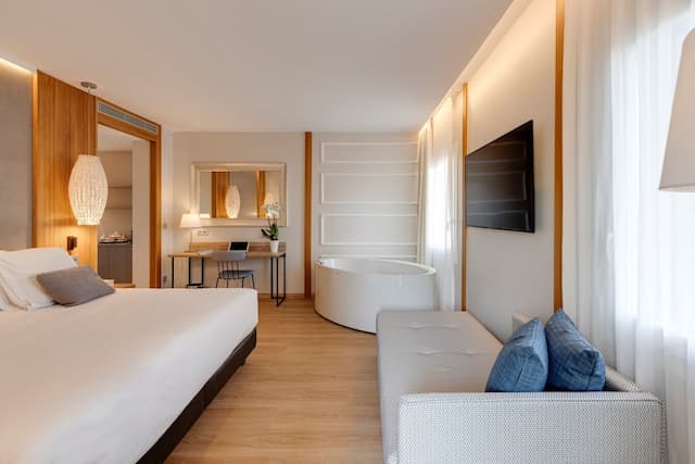 Hotel Boutique Mirlo Barcelona-Deluxe Room, Jetted Tub-3