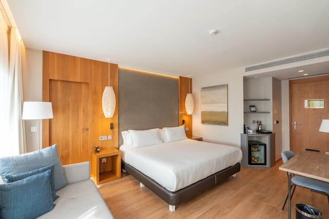 Hotel Boutique Mirlo Barcelona-Deluxe Room, Jetted Tub-2