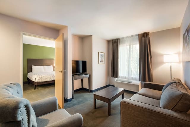 Surestay Plus Hotel By Best Western Seatac Airport-Suite, 2 Queen Beds, Non Smoking, Refrigerator & Microwave (with Sofabed)-3