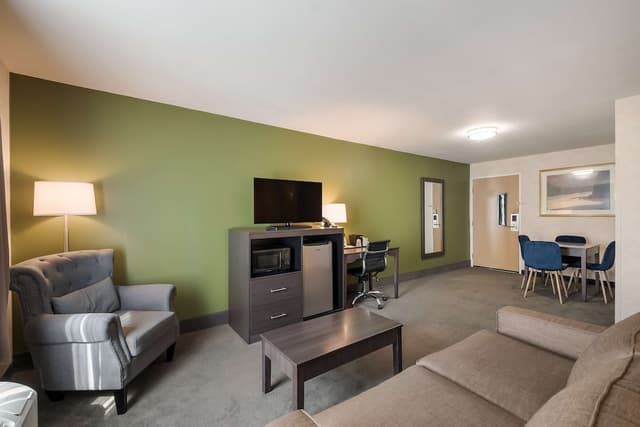 Surestay Plus Hotel By Best Western Seatac Airport-Suite, 2 Queen Beds, Non Smoking, Refrigerator & Microwave (with Sofabed)-5
