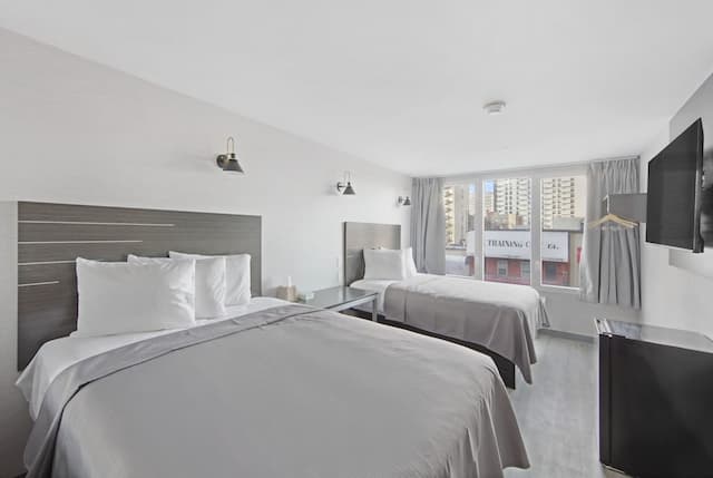 Tremont Hotel-Deluxe Double Room-2