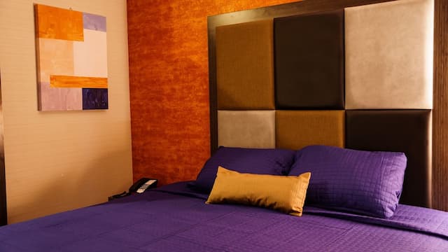 Wheeler Hotel-Deluxe Queen Room Smoking-3