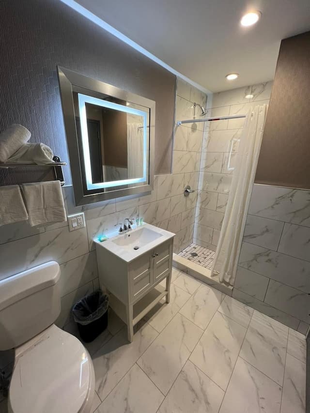 Wheeler Hotel-Deluxe Queen Room Smoking-5