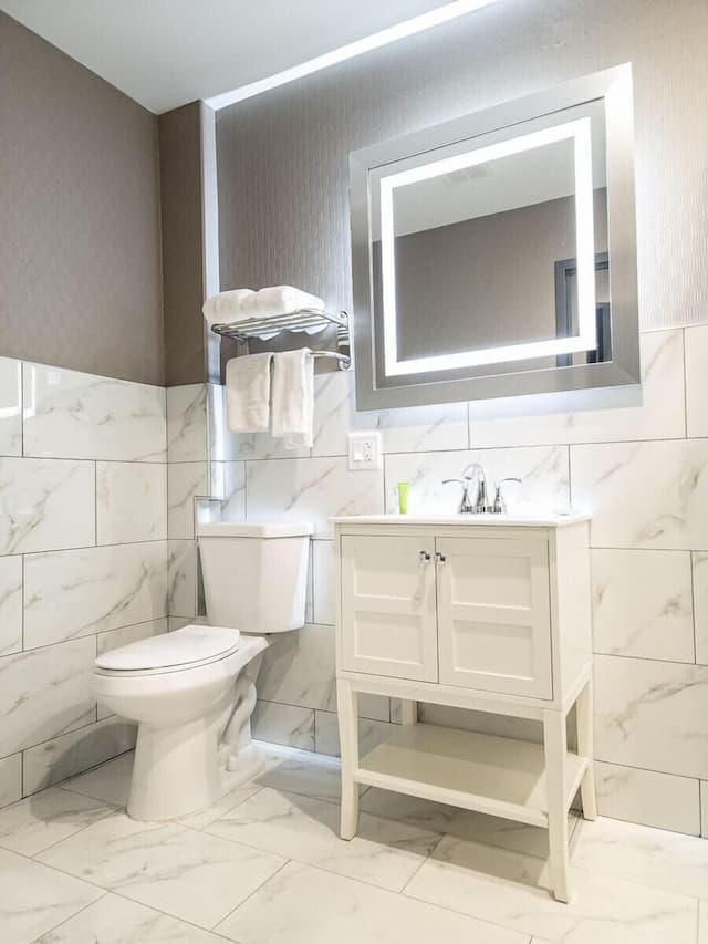 Wheeler Hotel-Deluxe Queen Room Smoking-6