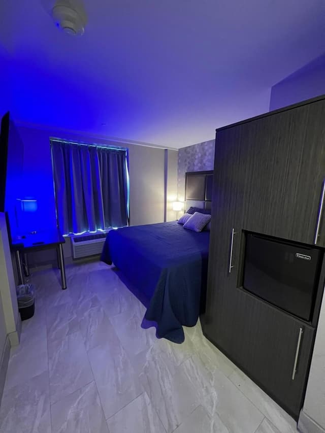 Wheeler Hotel-Deluxe Queen Room Smoking-1