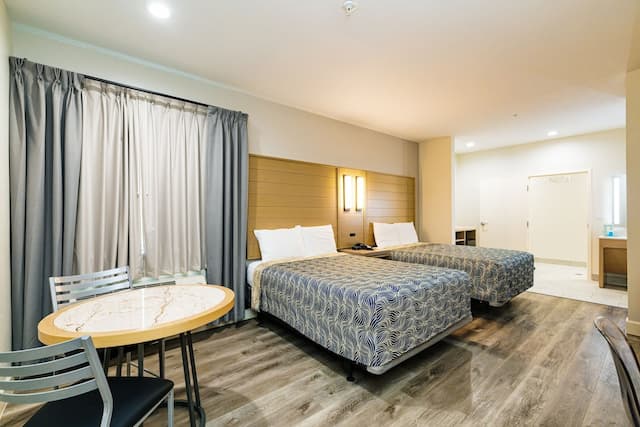 Palace Inn Blue IAH East-Deluxe Double Room, 2 Double Beds-2