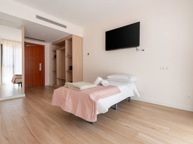 limehome Barcelona-Triple room with Terrace-4