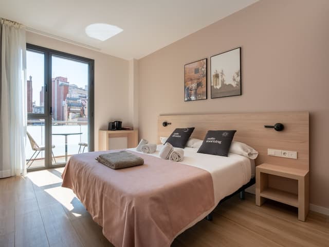 Limehome Barcelona Carrer de Besalú 82-Double Room with Balcony-7