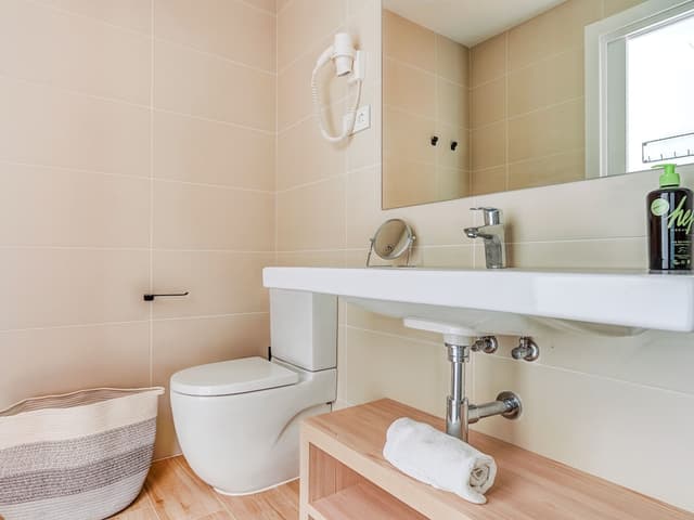 Limehome Barcelona Carrer de Besalú 82-Double Room with Balcony-14