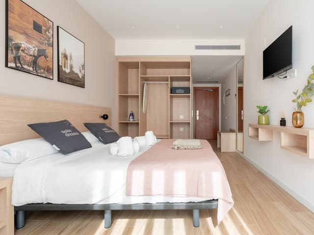 Limehome Barcelona Carrer de Besalú 82-Double Room with Balcony-9