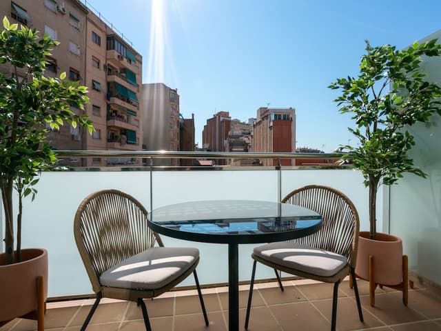 Limehome Barcelona Carrer de Besalú 82-Double Room with Balcony-11