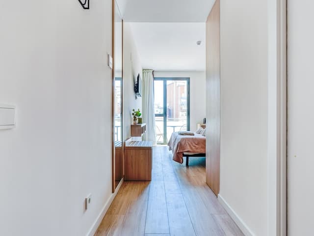 Limehome Barcelona Carrer de Besalú 82-Double Room with Balcony-6