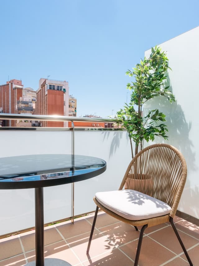 Limehome Barcelona Carrer de Besalú 82-Double Room with Balcony-12
