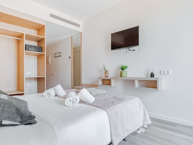 Limehome Barcelona Carrer de Besalú 82-Double Room with Balcony-8