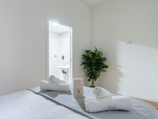 limehome Madrid La Bolsa-One-Bedroom Apartment - disability access-3