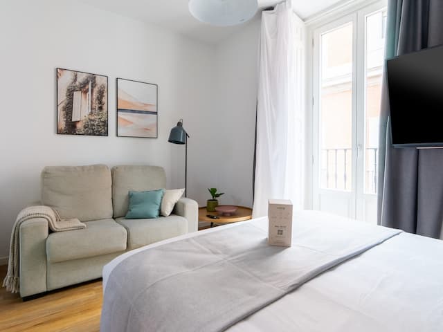 limehome Madrid La Bolsa-Studio Apartment with Balcony-5