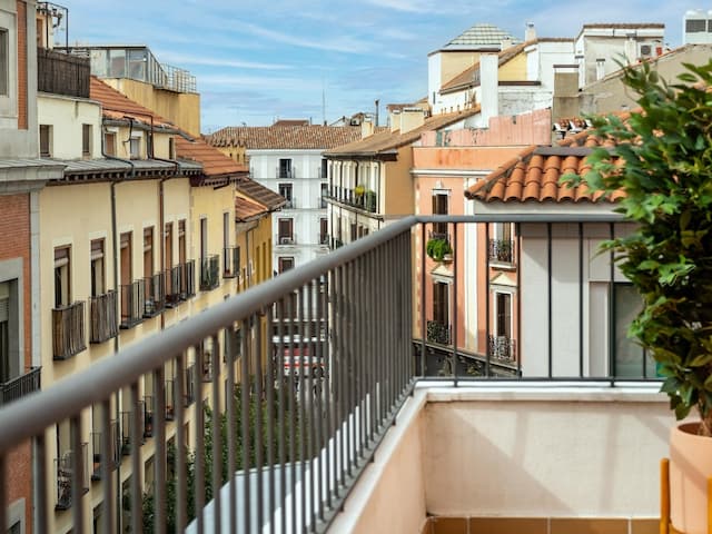 limehome Madrid La Bolsa-Studio Apartment with Balcony-10