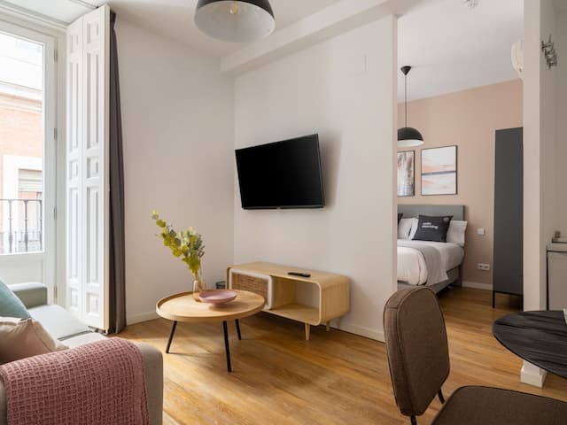 limehome Madrid La Bolsa-Studio Apartment with Balcony-14