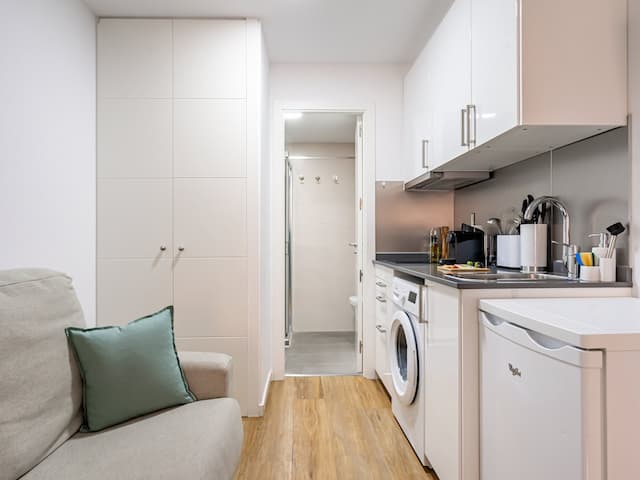 limehome Madrid La Bolsa-Studio Apartment with Balcony-12