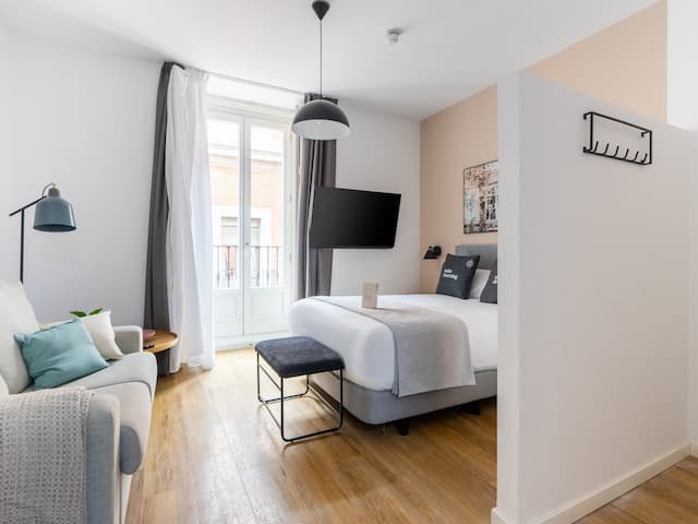 limehome Madrid La Bolsa-Studio Apartment with Balcony-6