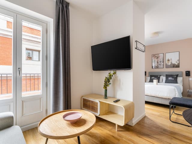 limehome Madrid La Bolsa-Studio Apartment with Balcony-1