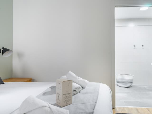 limehome Madrid La Bolsa-One-Bedroom Apartment - disability access-5